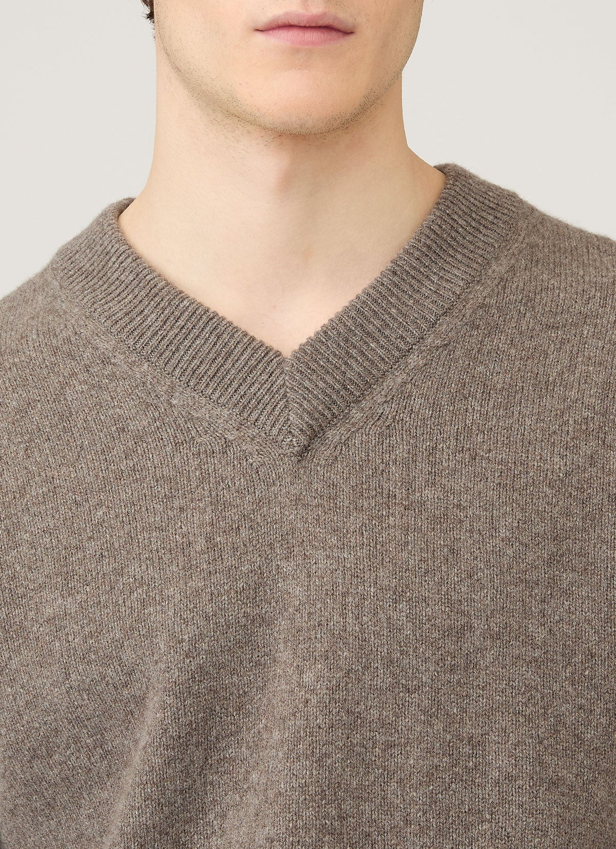 Mens Lambswool V Neck Jumper In Bark Mjum8294 Brgc