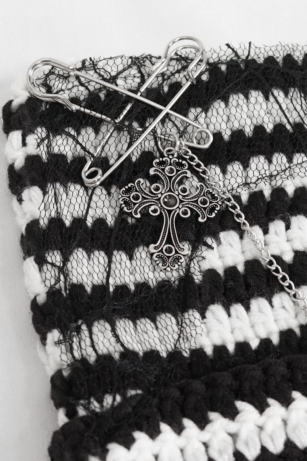 Cat Scratches Striped Beanie [BLACK/WHITE]