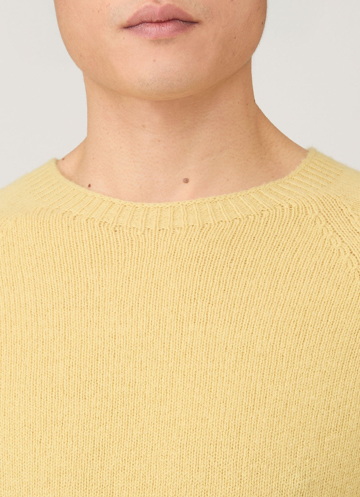 Mens Lambswool Crew Neck Jumper In Dusty Yellow Mjum8066 Ylbf