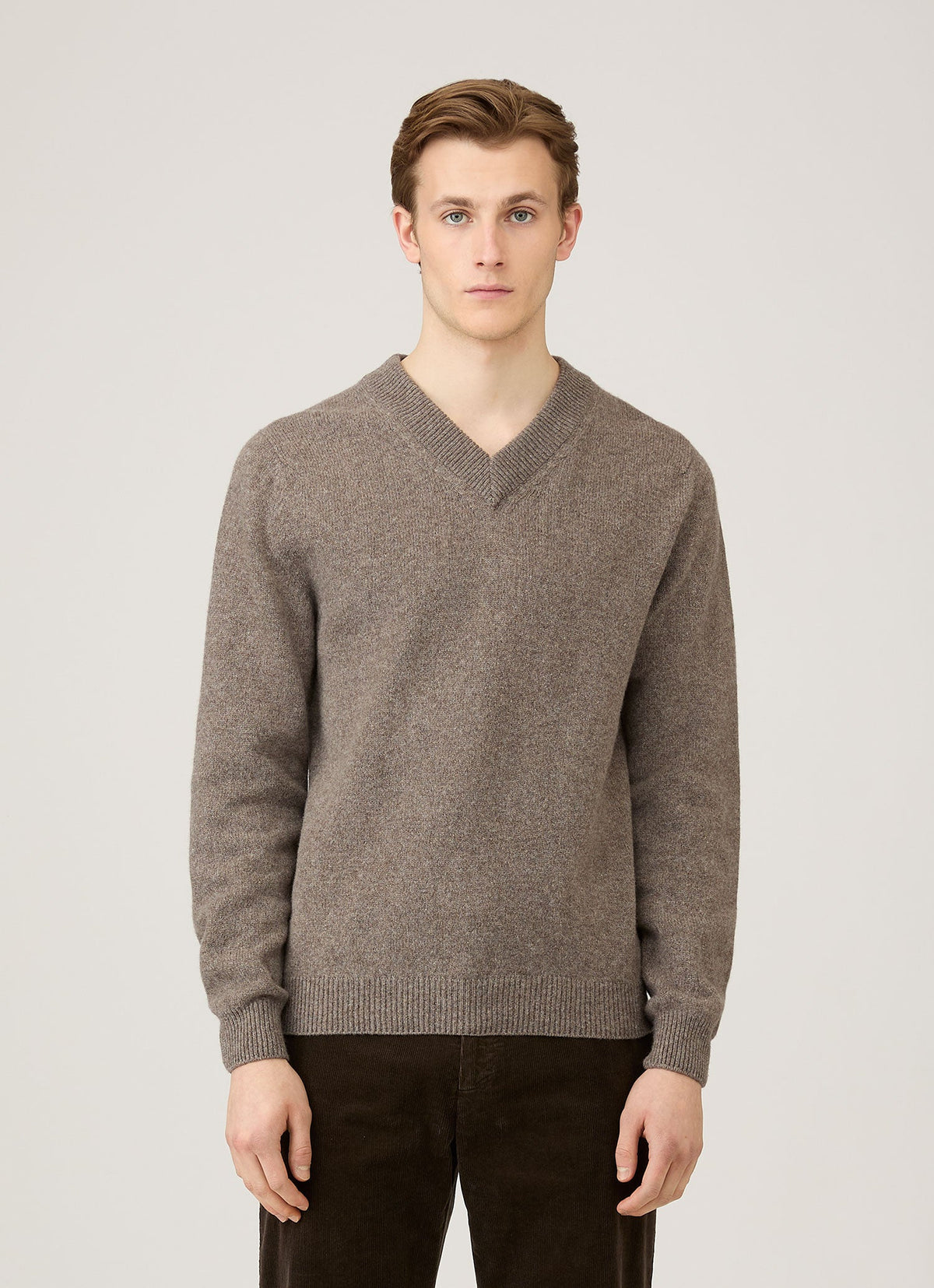 Mens Lambswool V Neck Jumper In Bark Mjum8294 Brgc